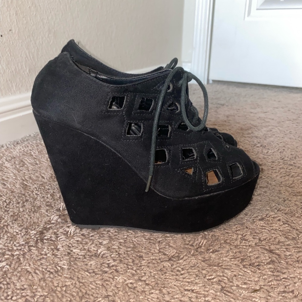 Black wedges